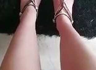 Showing off my toes in my sandals.  Do you like them? @Ellie Louise Babestation Onlyfans @Ellieel1