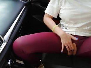 Masturbándome en leggings en el carro