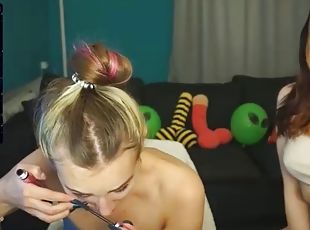 Blonde amateur teen fingers her wet pussy on webcam