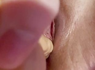 Mi masturbo la figa con i 22 cm del dildo