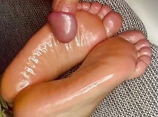 Amateur foot sexy oiled feet